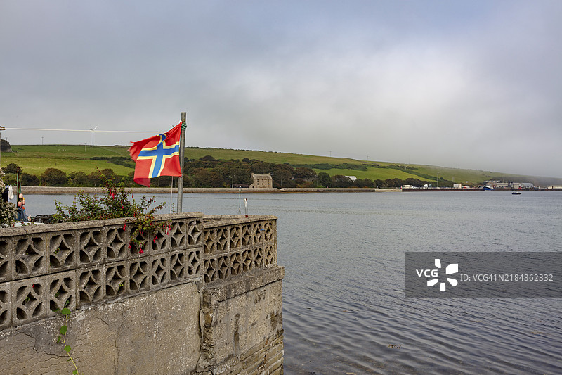 奥克尼的旗帜，红色背景上有蓝色斯堪的纳维亚十字和黄色轮廓，圣玛格丽特希望，位于苏格兰奥克尼南罗纳尔德赛岛的村庄，欧洲。图片素材