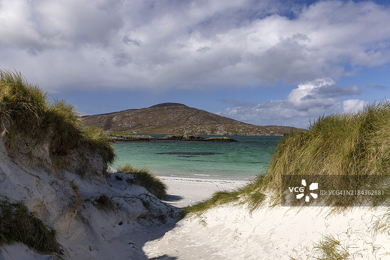 苏格兰外赫布里底群岛巴拉岛的卡奥拉斯·巴塔尔萨伊海峡沙滩图片素材