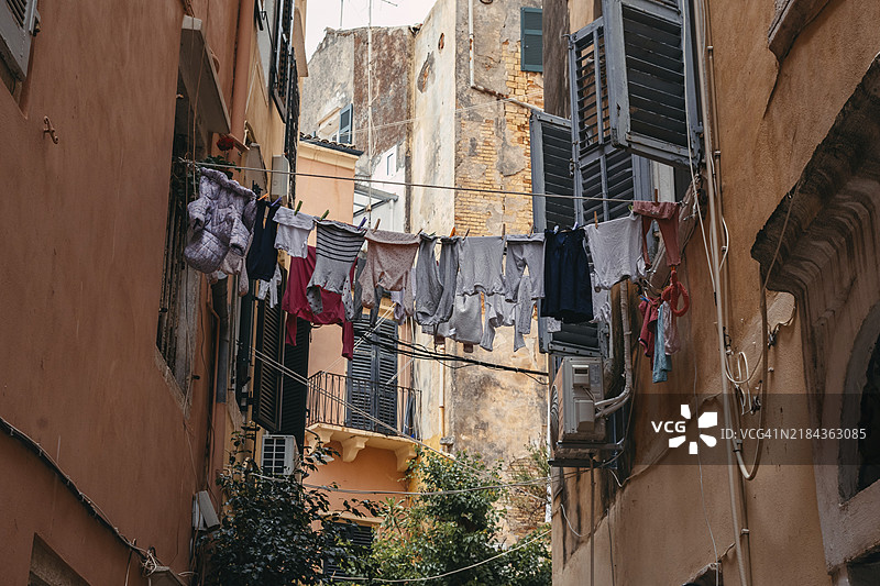 在欧洲马耳他瓦莱塔的一条狭窄街道上晾晒衣物图片素材