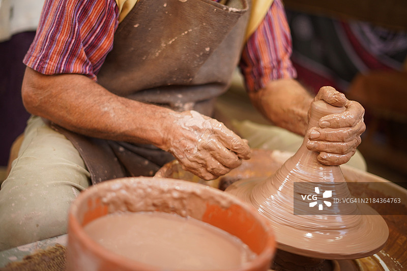 陶艺师的双手图片素材