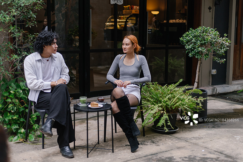 朋友们在街边咖啡馆讨论图片素材