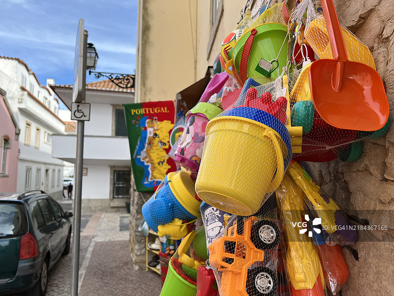 葡萄牙商店外的沙滩玩具图片素材