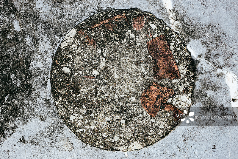 从上方直接俯视混凝土块上的花盆架图片素材