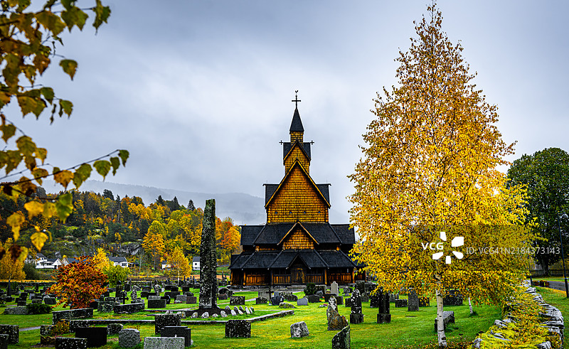 一个大古老的巨石，矗立在墓地中央。图片素材