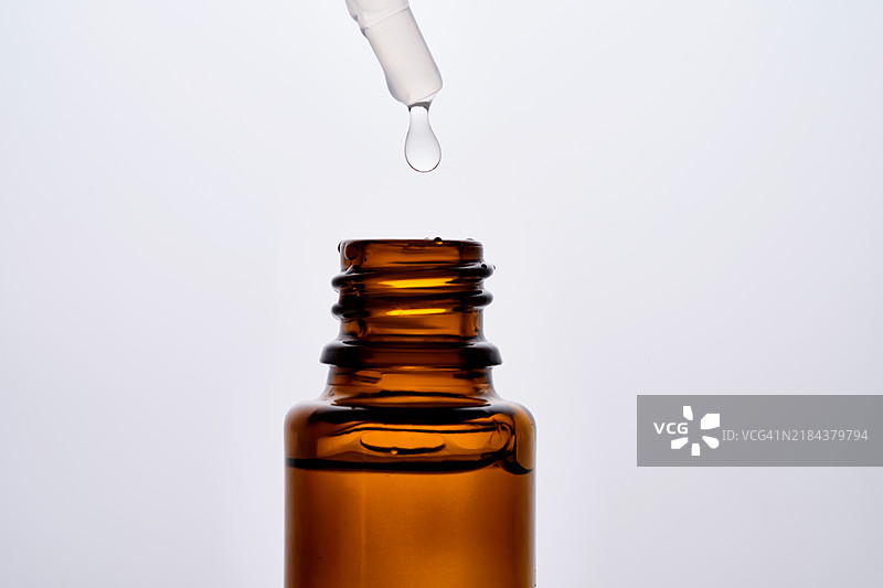 棕色化妆品瓶的特写，带有滴管图片素材