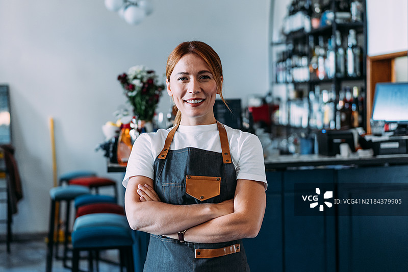 餐厅年轻女服务员的肖像。图片素材