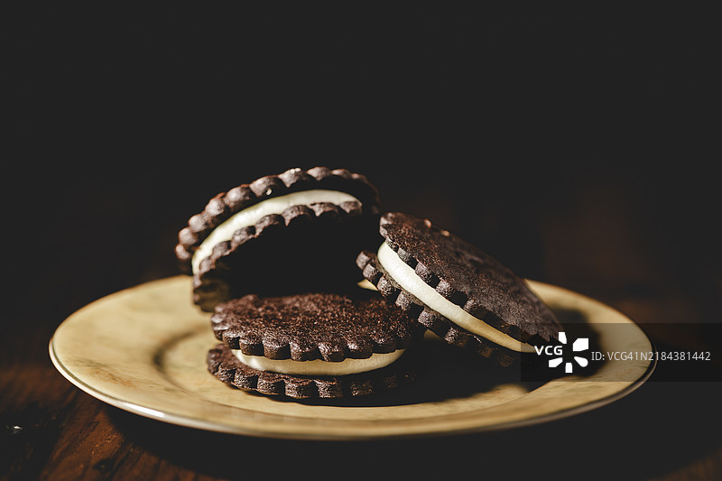 盘子里的饼干特写放在桌子上图片素材