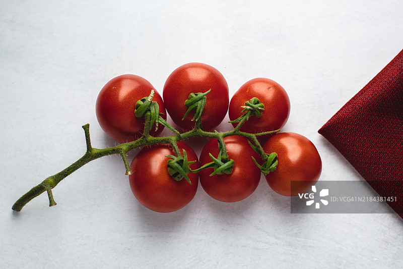桌子上的番茄特写图片素材