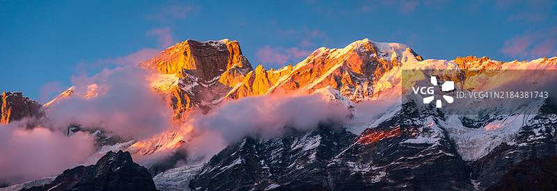 日落时分，雪覆盖的凯达纳特山峰全景图图片素材