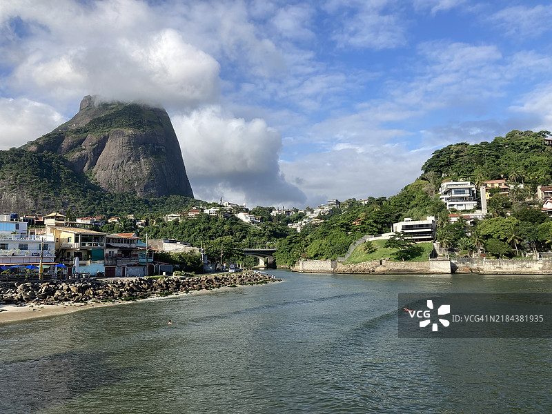 建筑旁的海景与天空相映成趣图片素材