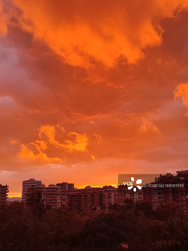 日落时分，建筑物的剪影映衬在天空中图片素材