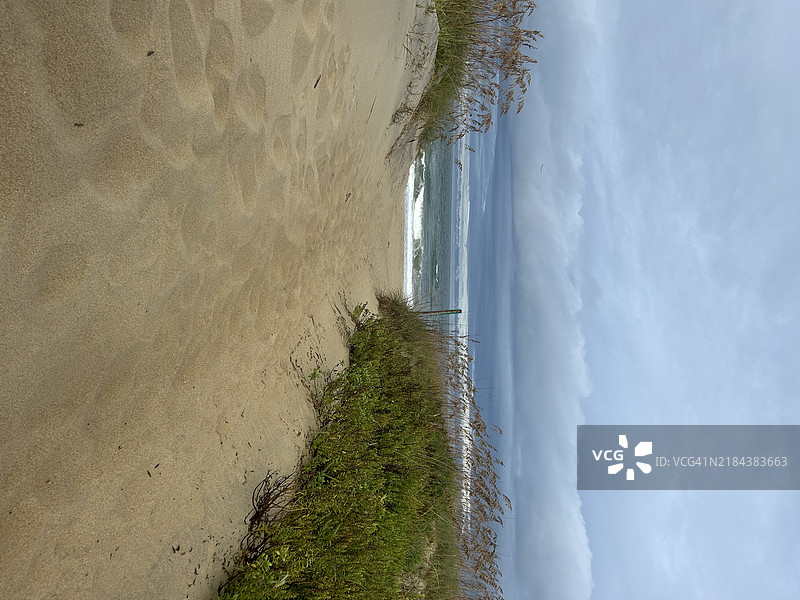 北卡罗来纳州杀魔山的海滩美景与天空相映成趣， 美国图片素材