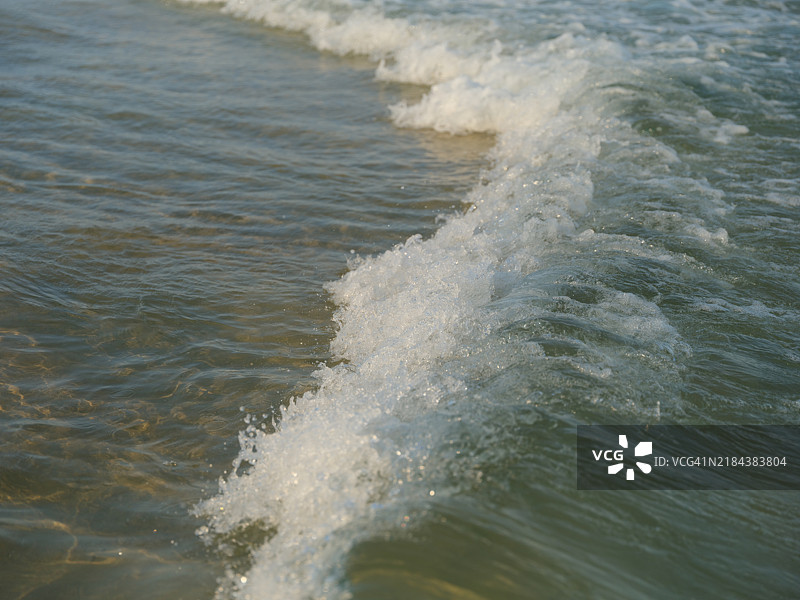 澳大利亚海滩高角度视图，海浪拍打岸边图片素材