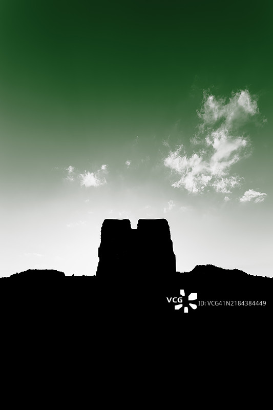 低角度视图下建筑物的轮廓与天空相映成趣图片素材