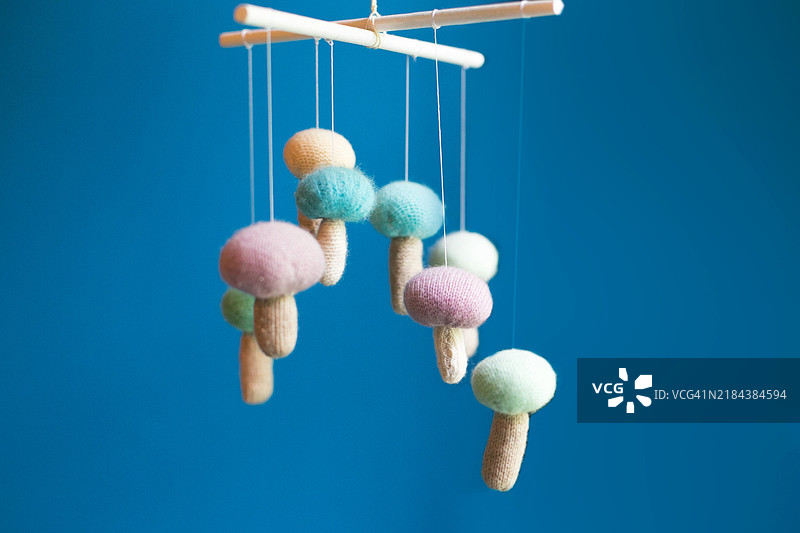 蓝色背景下悬挂的装饰品特写，法国图片素材