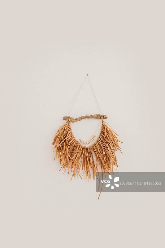 墙上的稻草装饰特写。图片素材