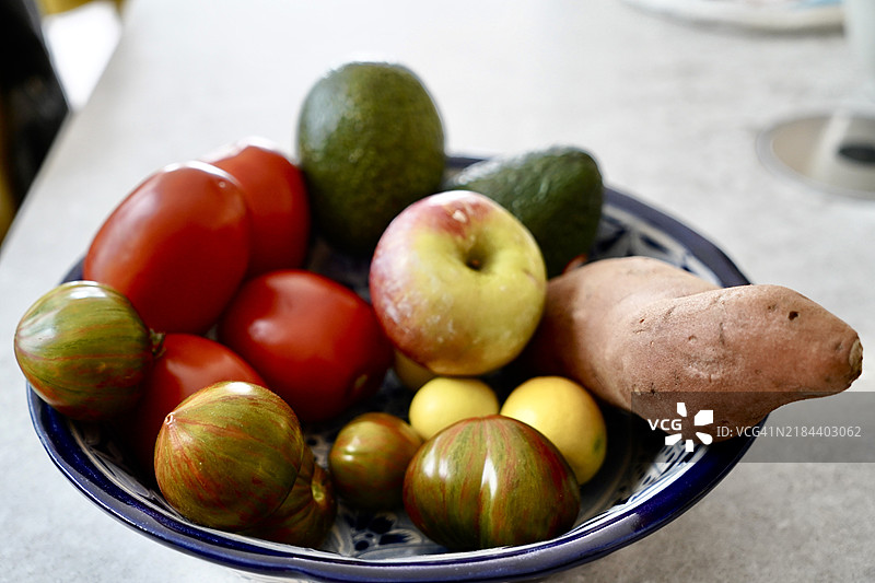 高角度视图的水果碗放在桌子上，圣米格尔德阿连德，墨西哥图片素材