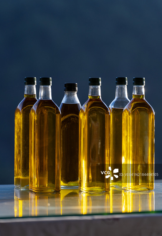 农场上的橄榄油瓶图片素材