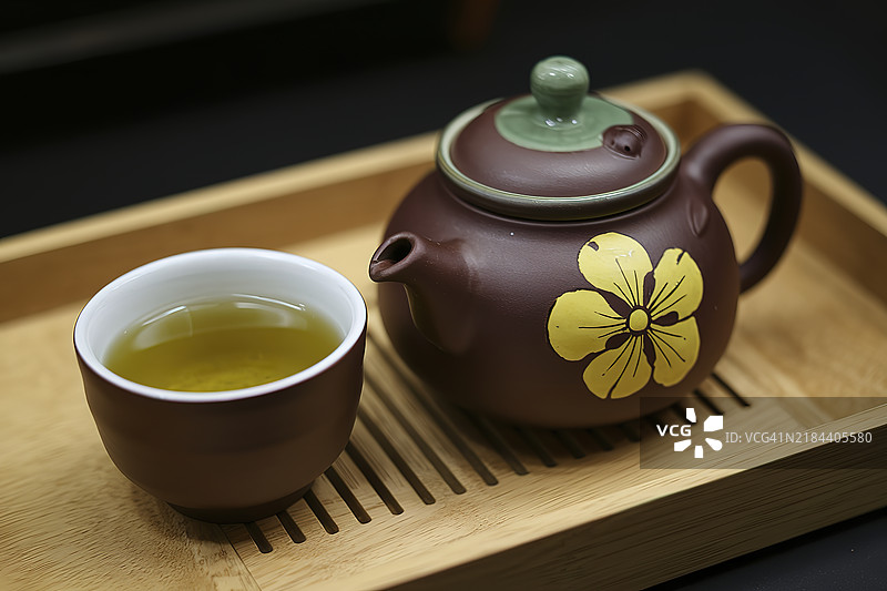 一个陶瓷茶壶和一杯绿茶图片素材