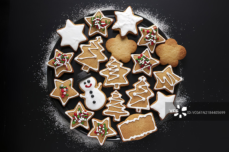 黑色背景上的饼干俯视图图片素材