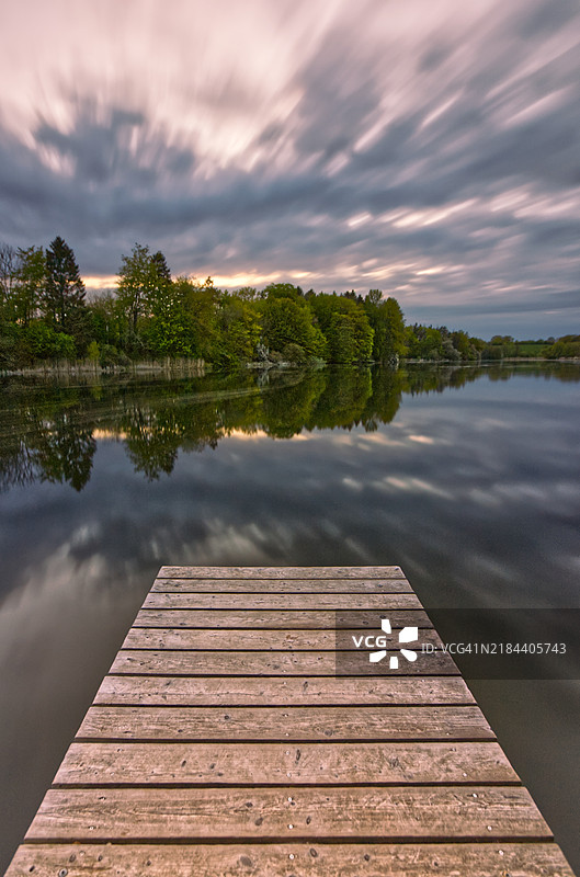 日落时分，湖泊与天空的美丽景色，纳维穆拜，马哈拉施特拉邦，印度图片素材