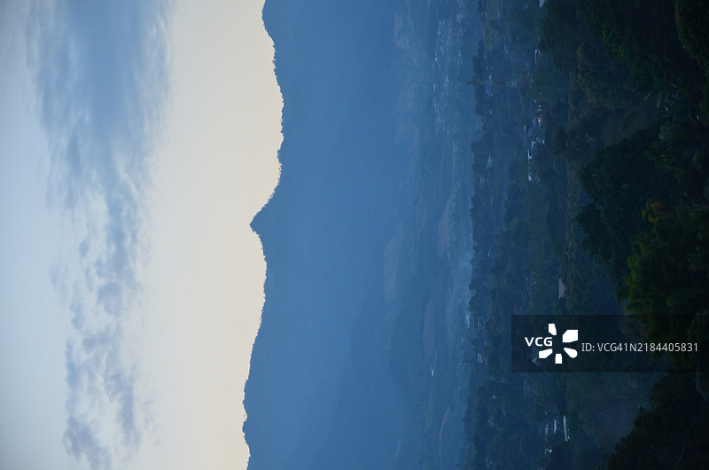 高角度俯瞰城镇风景与天空图片素材