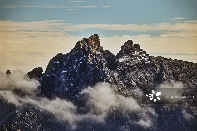 低角度视图的雪山与天空相映成趣图片素材