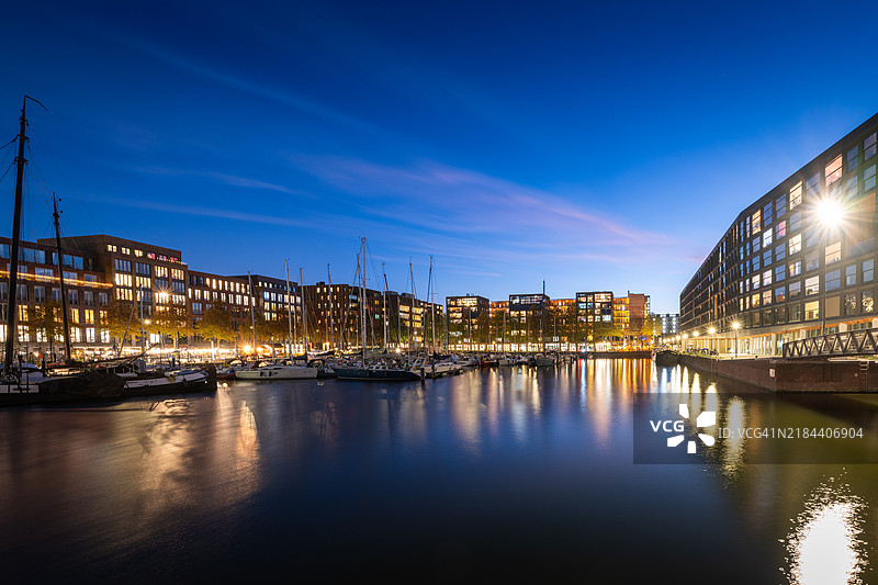 阿姆斯特丹的游艇码头与现代建筑图片素材