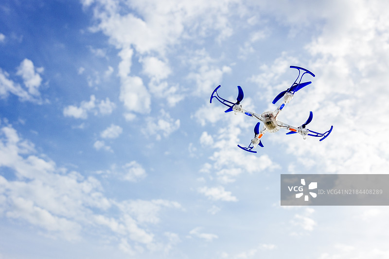 玩具无人机飞行图片素材