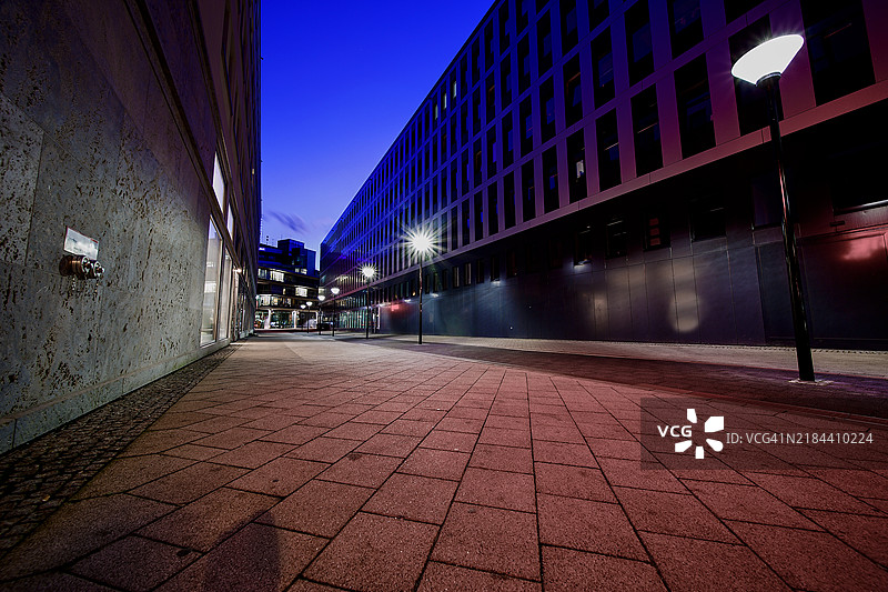 夜晚建筑间的空荡街道图片素材