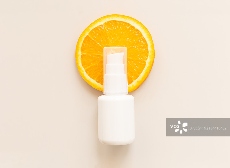 化妆品包装，含维生素C的护肤产品，美丽与水疗概念图片素材