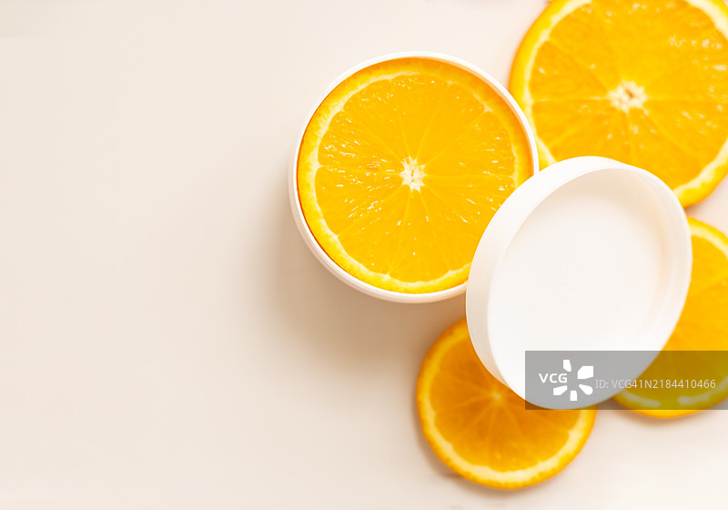 含有维生素C的面霜，橙子切片，包装容器，留白空间图片素材