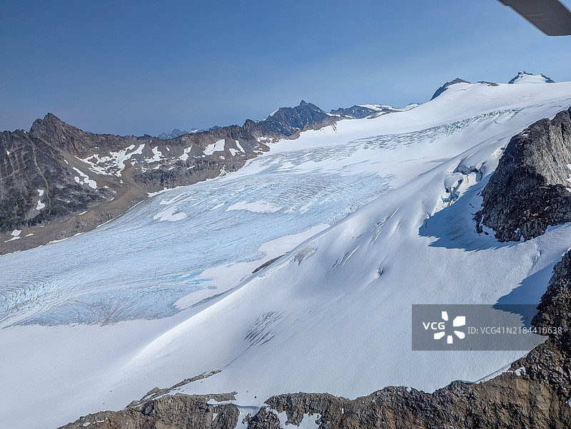 阿拉斯加，美国，雪山与晴空的美丽景色图片素材