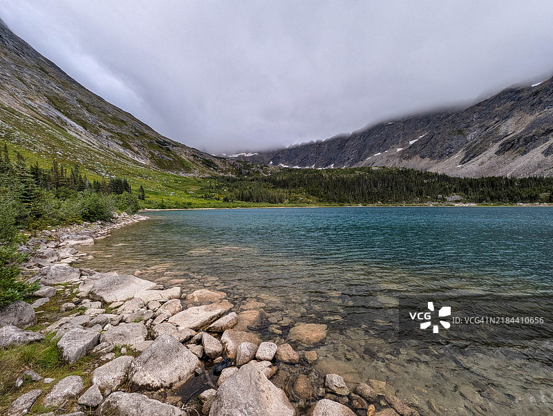 阿拉斯加斯卡圭上露水湖的美丽自然风光图片素材