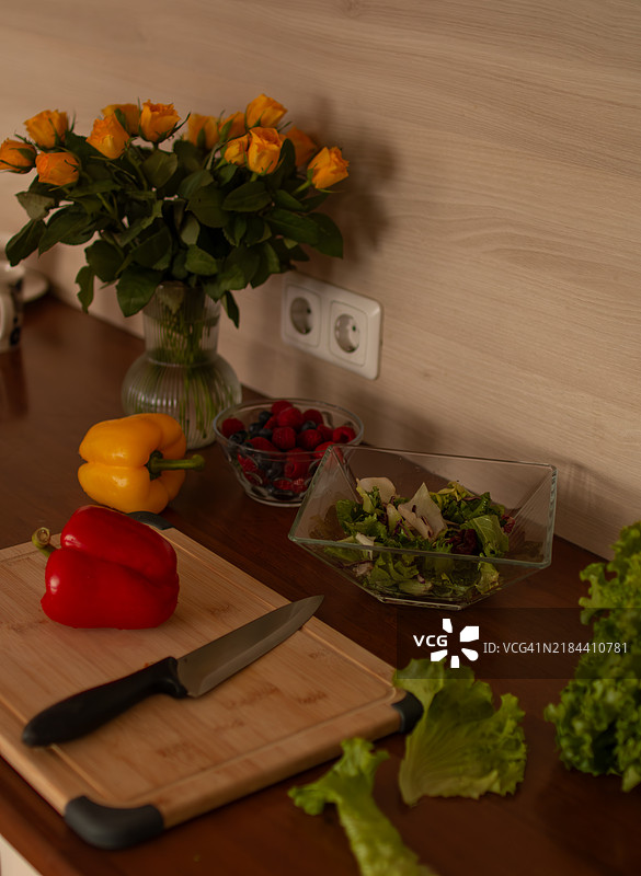 一个木质厨房台面上摆放着新鲜的蔬菜图片素材
