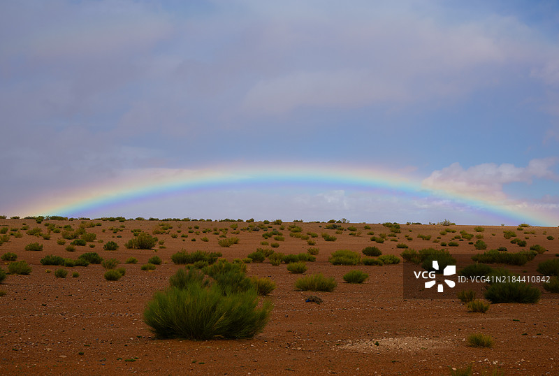 摩洛哥伊夫兰的天空上方，风景如画的彩虹横跨大地图片素材
