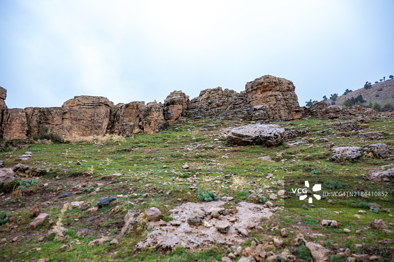 摩洛哥伊夫兰的天空下，田野上的岩石低角度视图图片素材