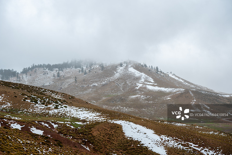 摩洛哥伊夫兰的雪山美景与天空相映成趣图片素材