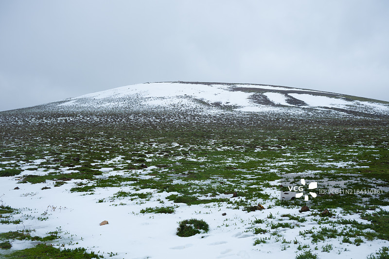摩洛哥伊夫兰的雪覆盖的土地与天空的美丽景色图片素材