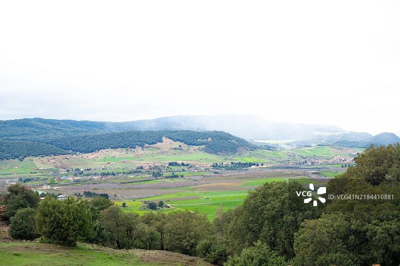 摩洛哥伊夫兰清澈天空下的风景如画的景观图片素材