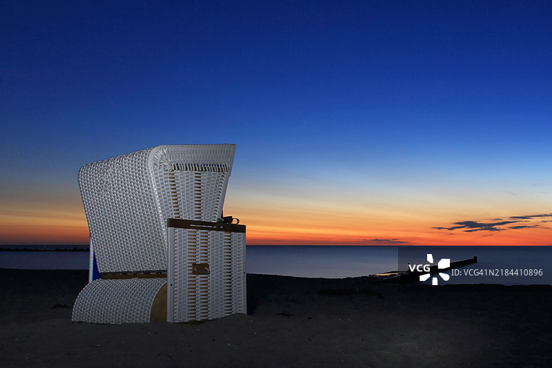 日落时分沙滩上的一把沙滩椅图片素材