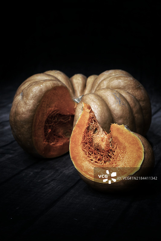 黑色背景下桌子上的南瓜特写图片素材