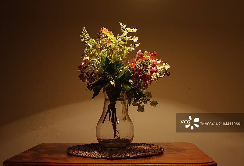 桌子上花瓶里的花特写，捷克共和国图片素材