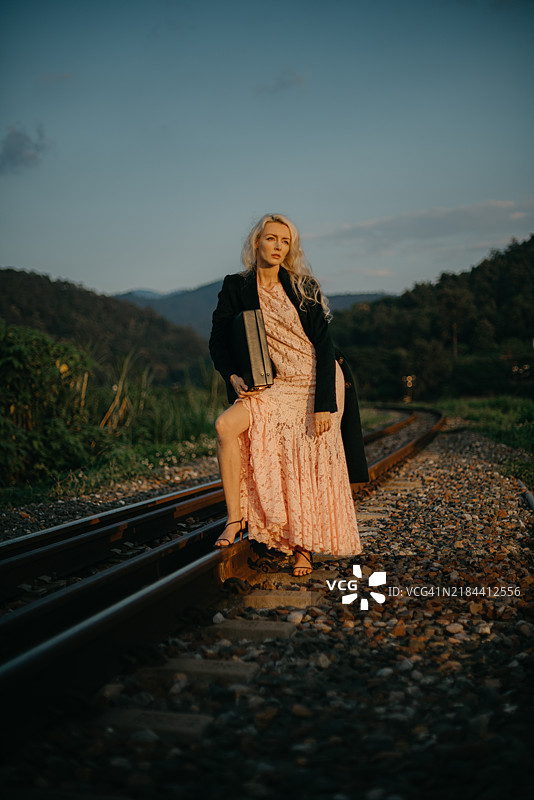 站在铁路轨道上的女性肖像图片素材