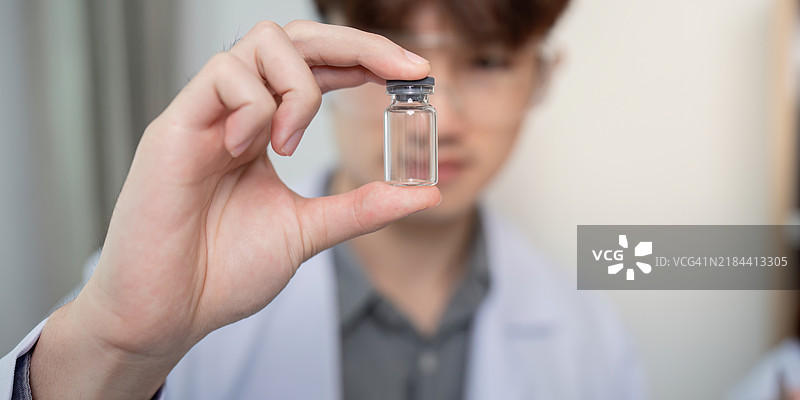 科学家在研究实验中检查实验室小瓶图片素材
