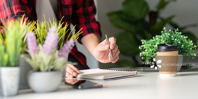 数字园丁使用笔记本和科技设备规划植物护理图片素材