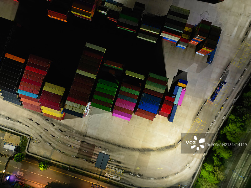 夜间黑暗中，南安普敦码头和港口市中心的鸟瞰图，灯光璀璨，英格兰，英国图片素材