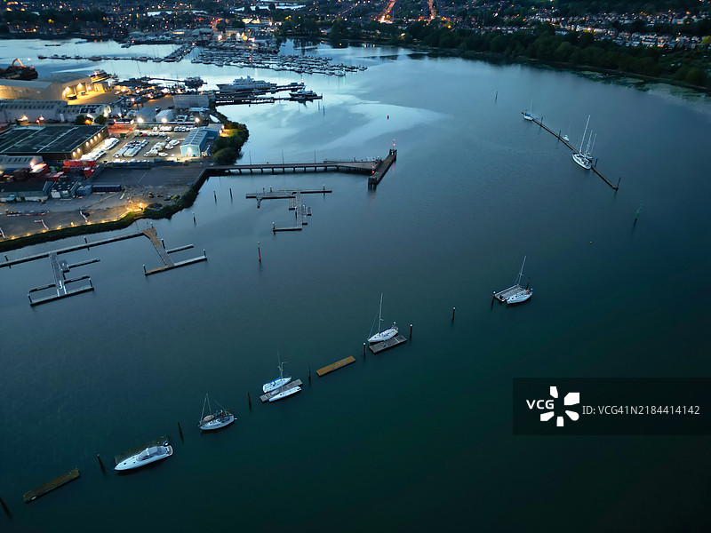 夜间黑暗中，南安普敦码头和港口市中心的鸟瞰图，灯光璀璨，英格兰，英国图片素材