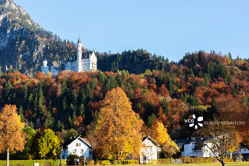 新天鹅堡在秋季的光线和色彩中图片素材