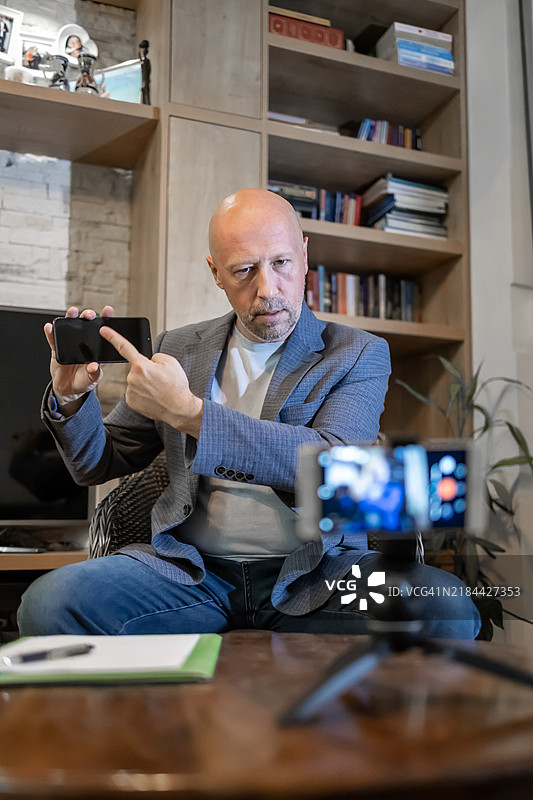 成年男性博主在家录制商业视频博客图片素材